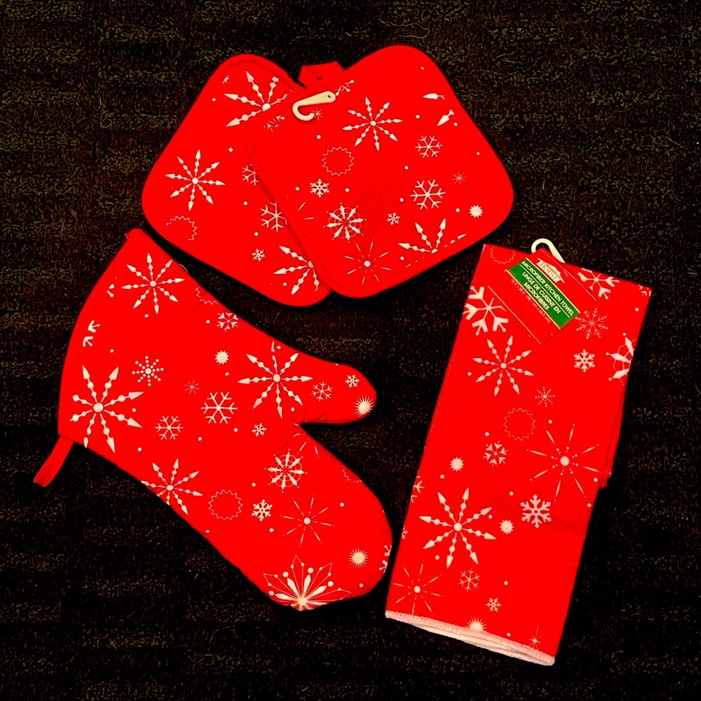 Holiday Themes Kitchen Towel and Pot Holder Set